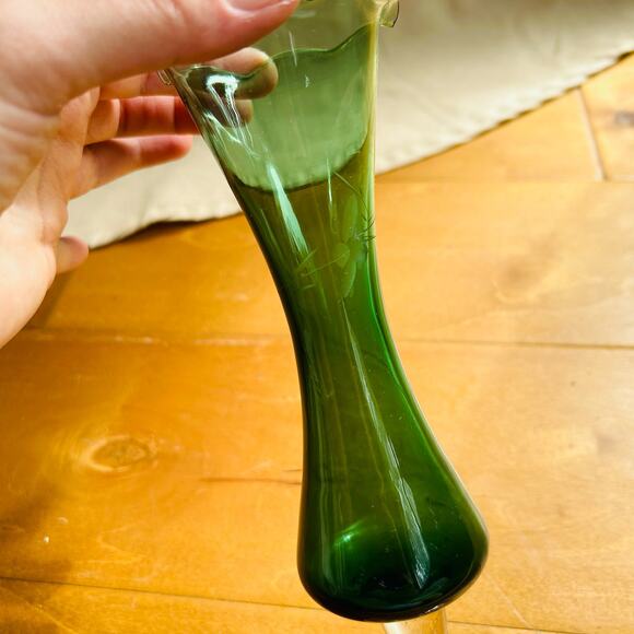 Vintage etched green bud vase - Picture 4 of 9